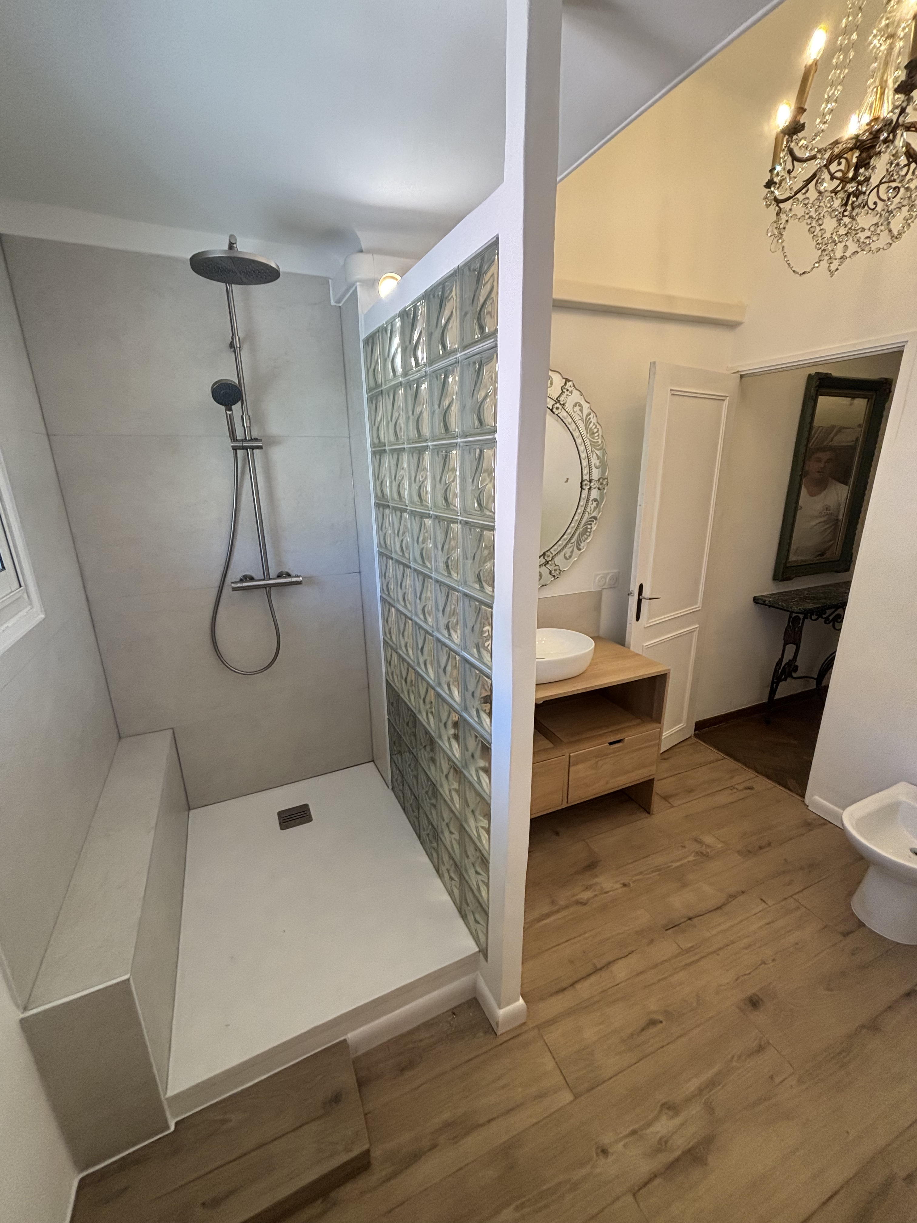 Après - Salle de bain lumineuse avec douche contemporaine