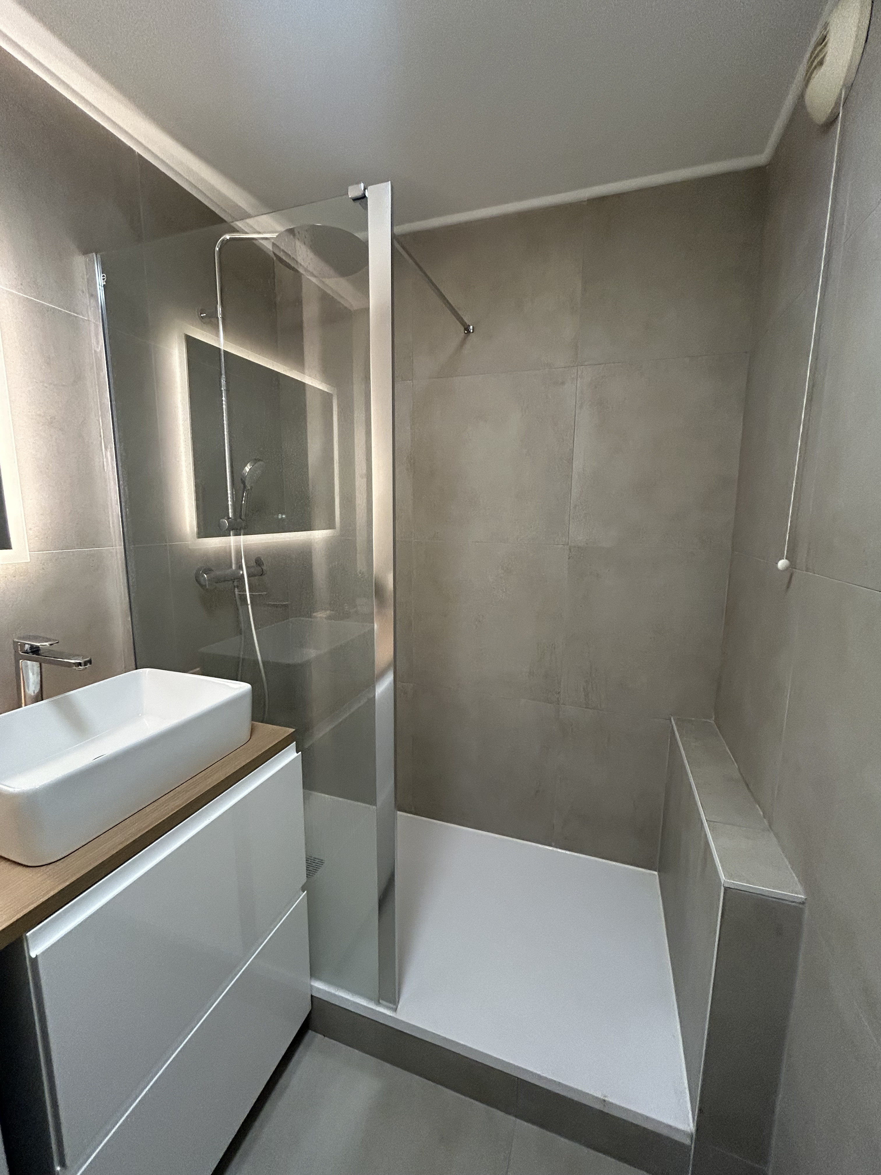 Après - Salle de bain minérale avec douche et vasque moderne