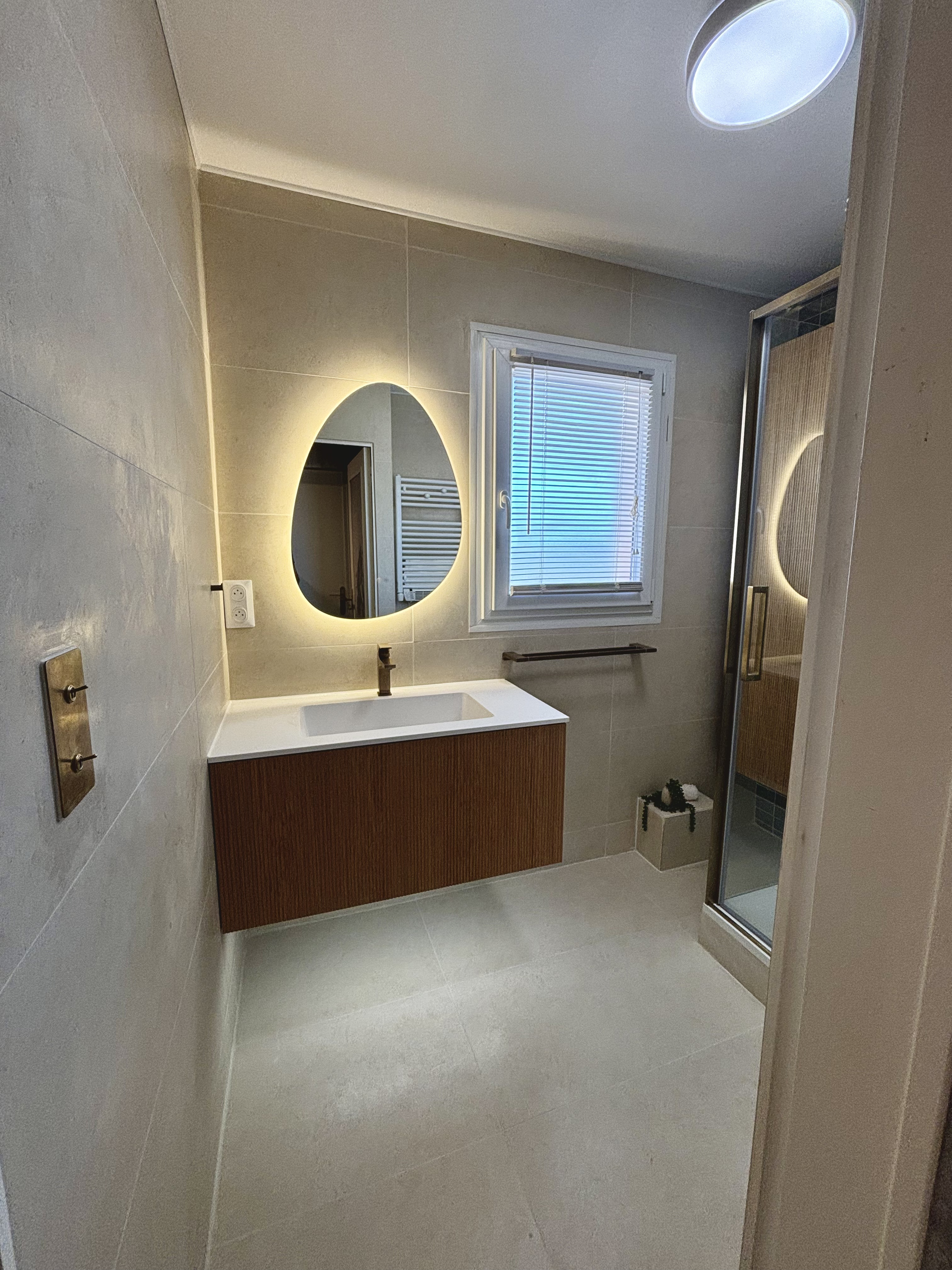 Après - Salle de bain chaleureuse avec meuble bois