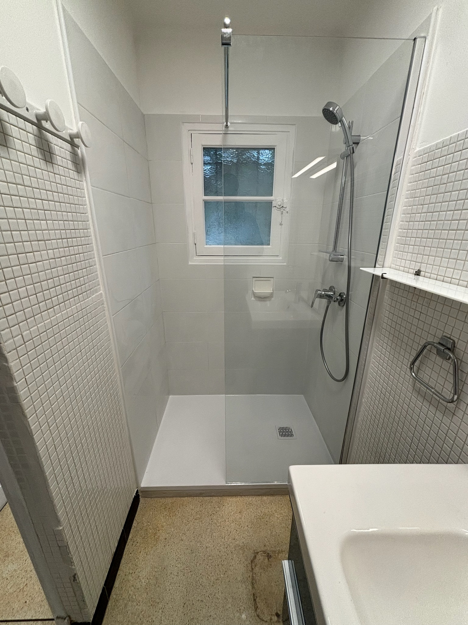 Après - Salle de bain claire avec espace douche optimisé