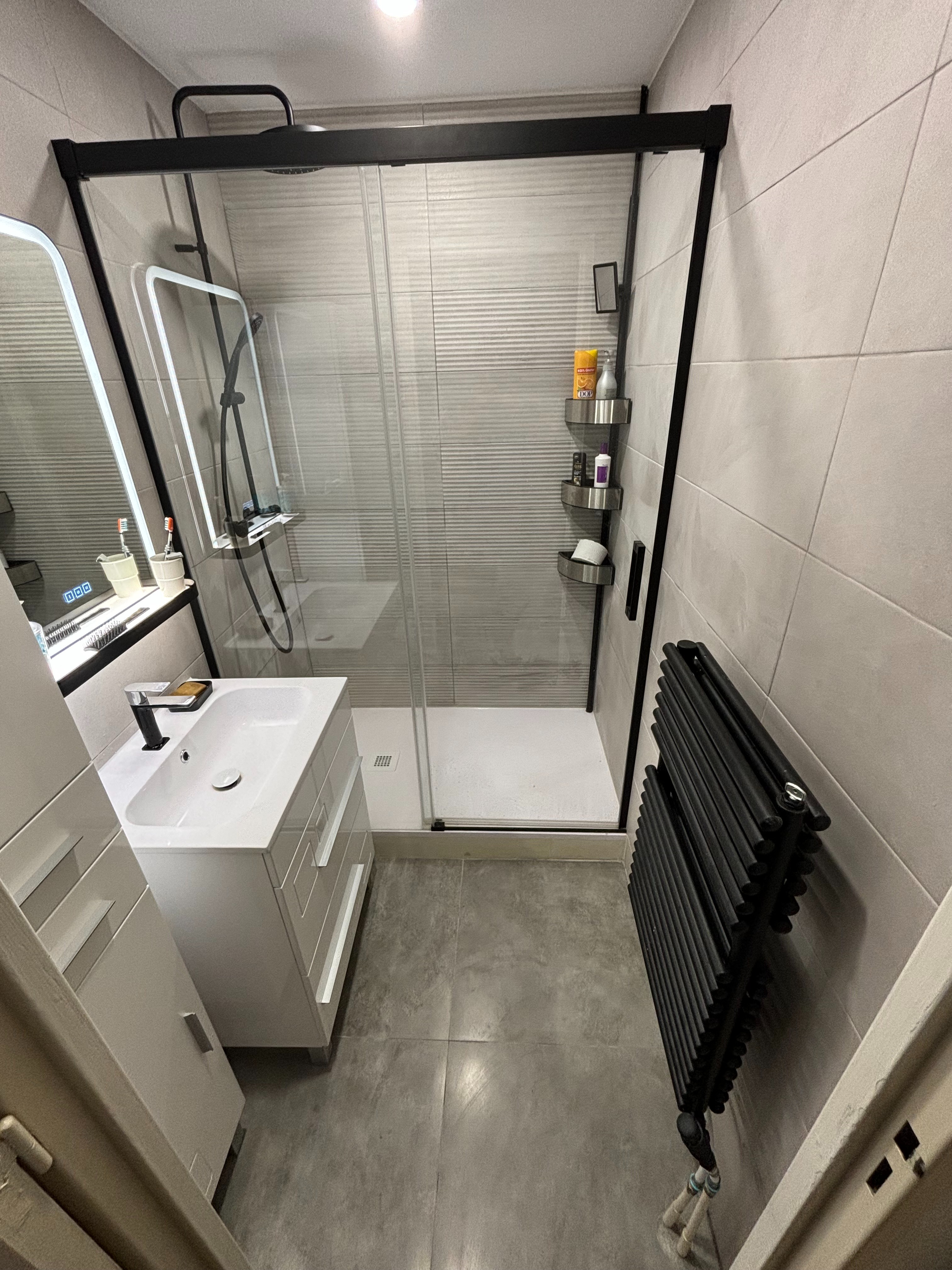 Après - Salle de bain moderne avec paroi noire