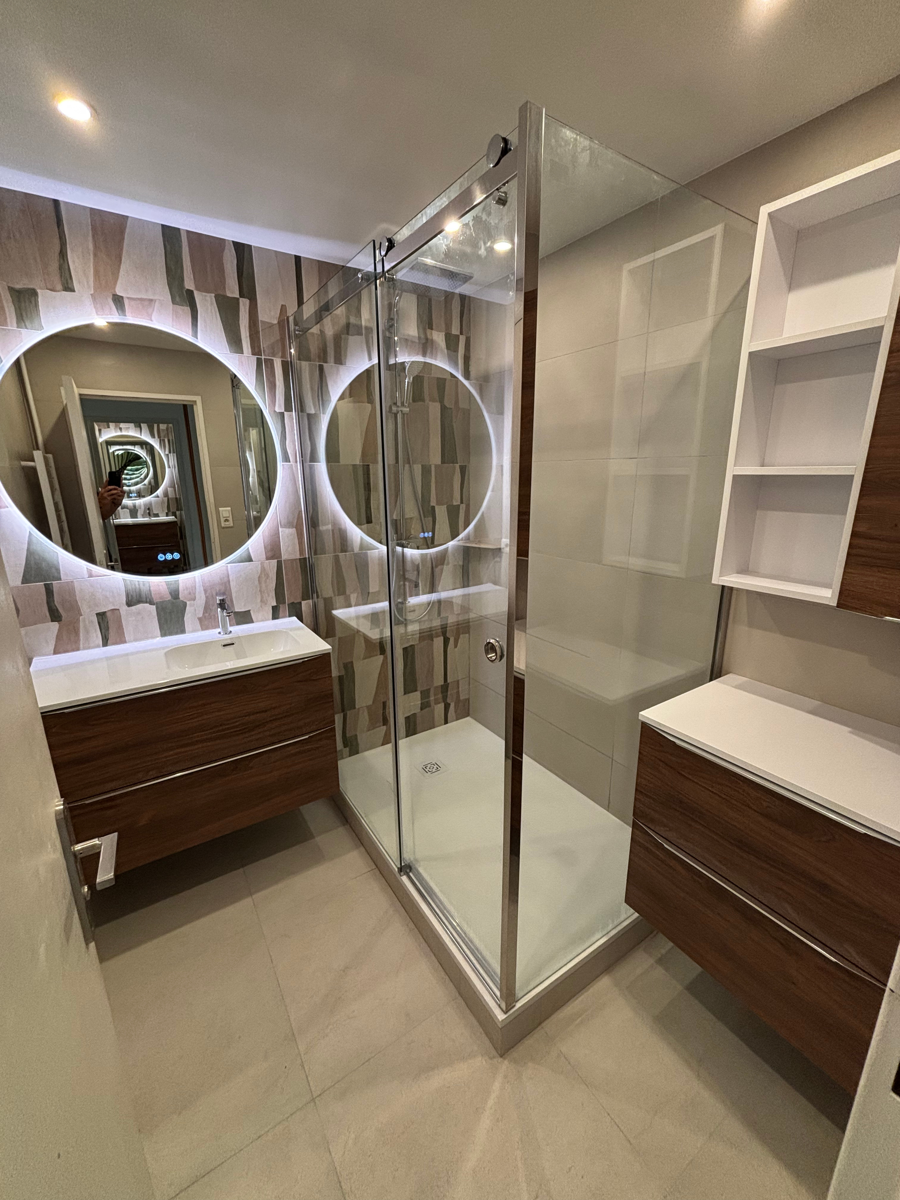 Après - Salle de bain premium avec finitions brillantes
