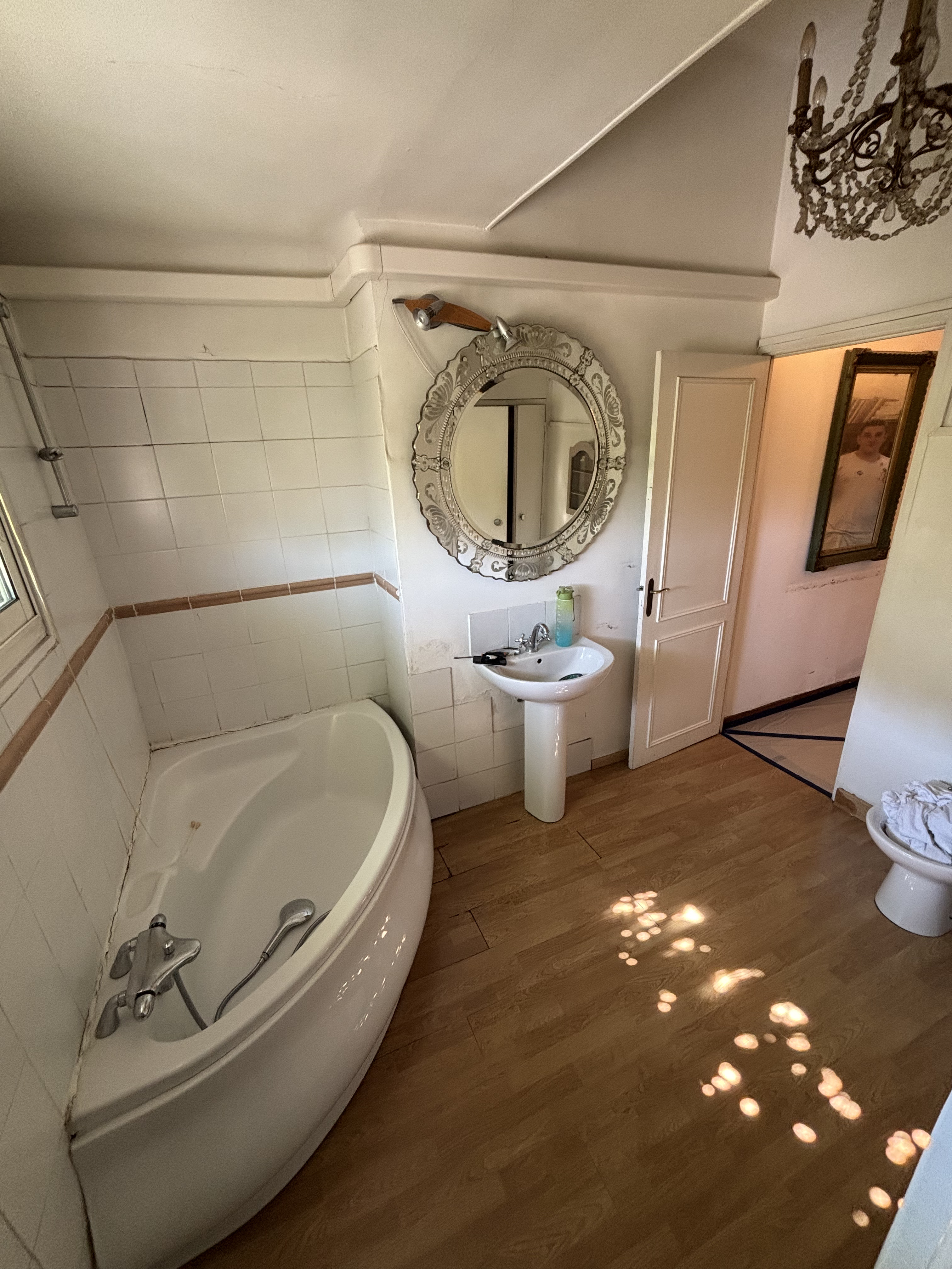 Avant - Salle de bain lumineuse avec douche contemporaine