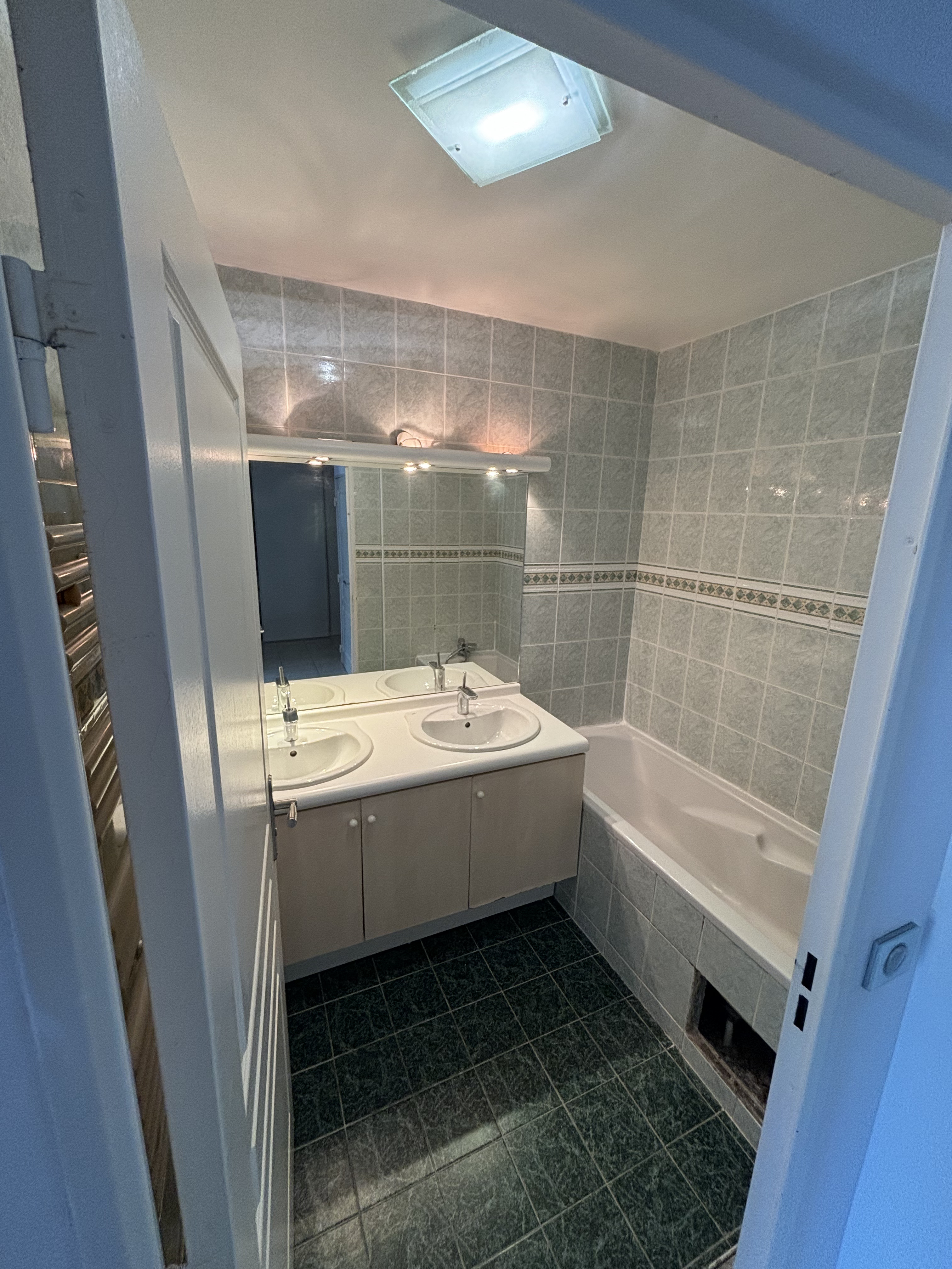 Avant - Salle de bain minérale avec douche et vasque moderne