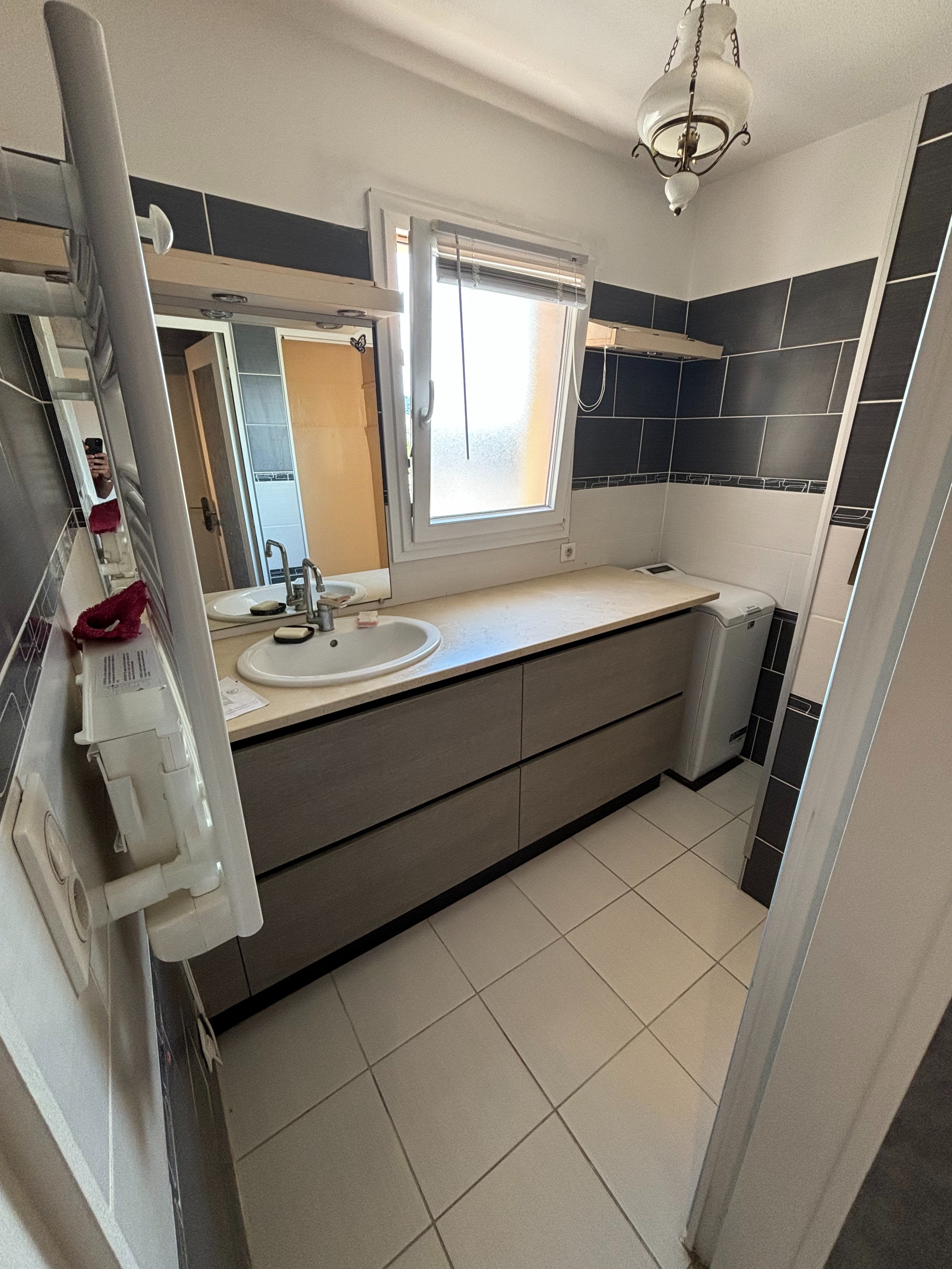 Avant - Salle de bain chaleureuse avec meuble bois