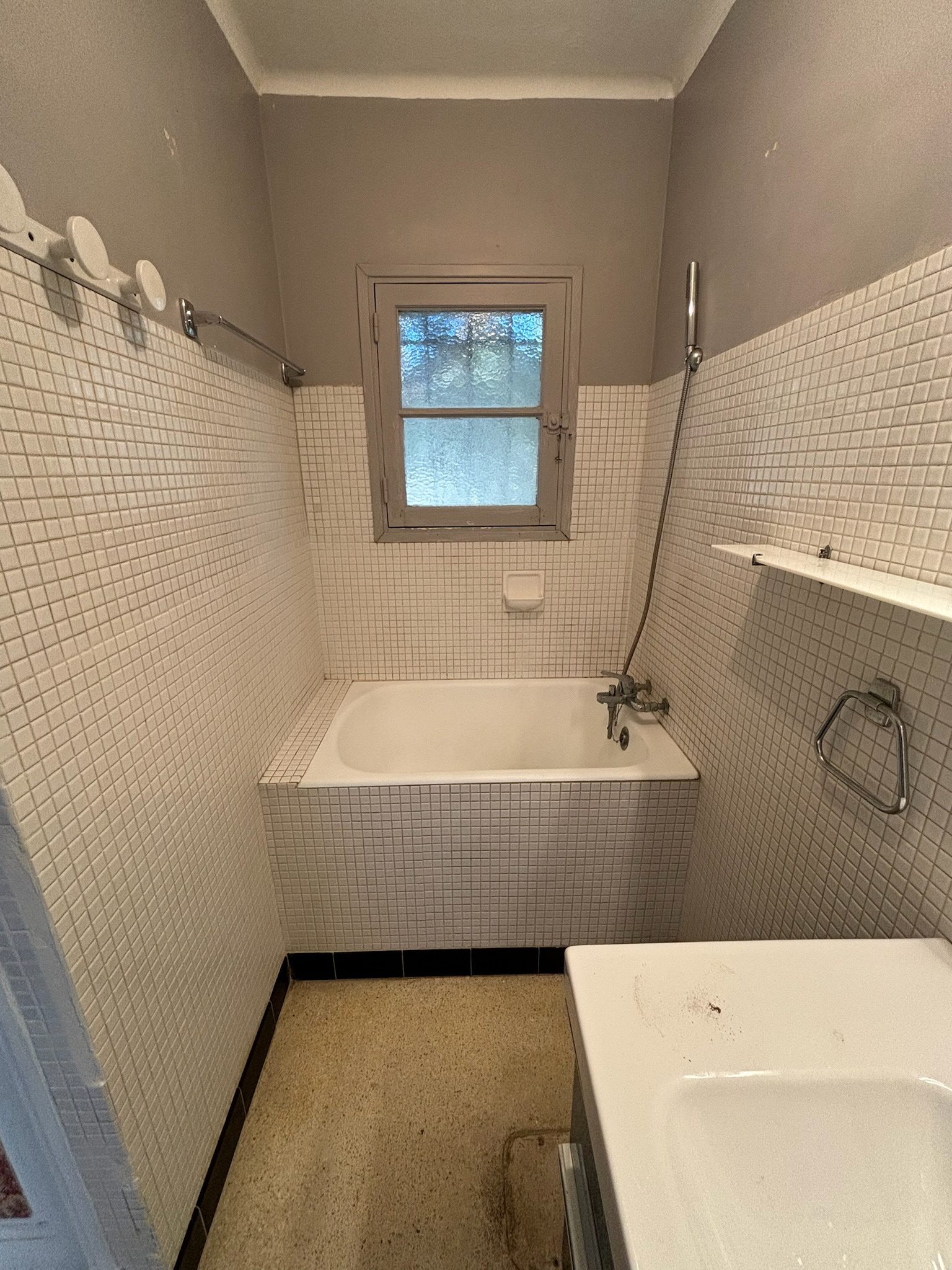 Avant - Salle de bain claire avec espace douche optimisé