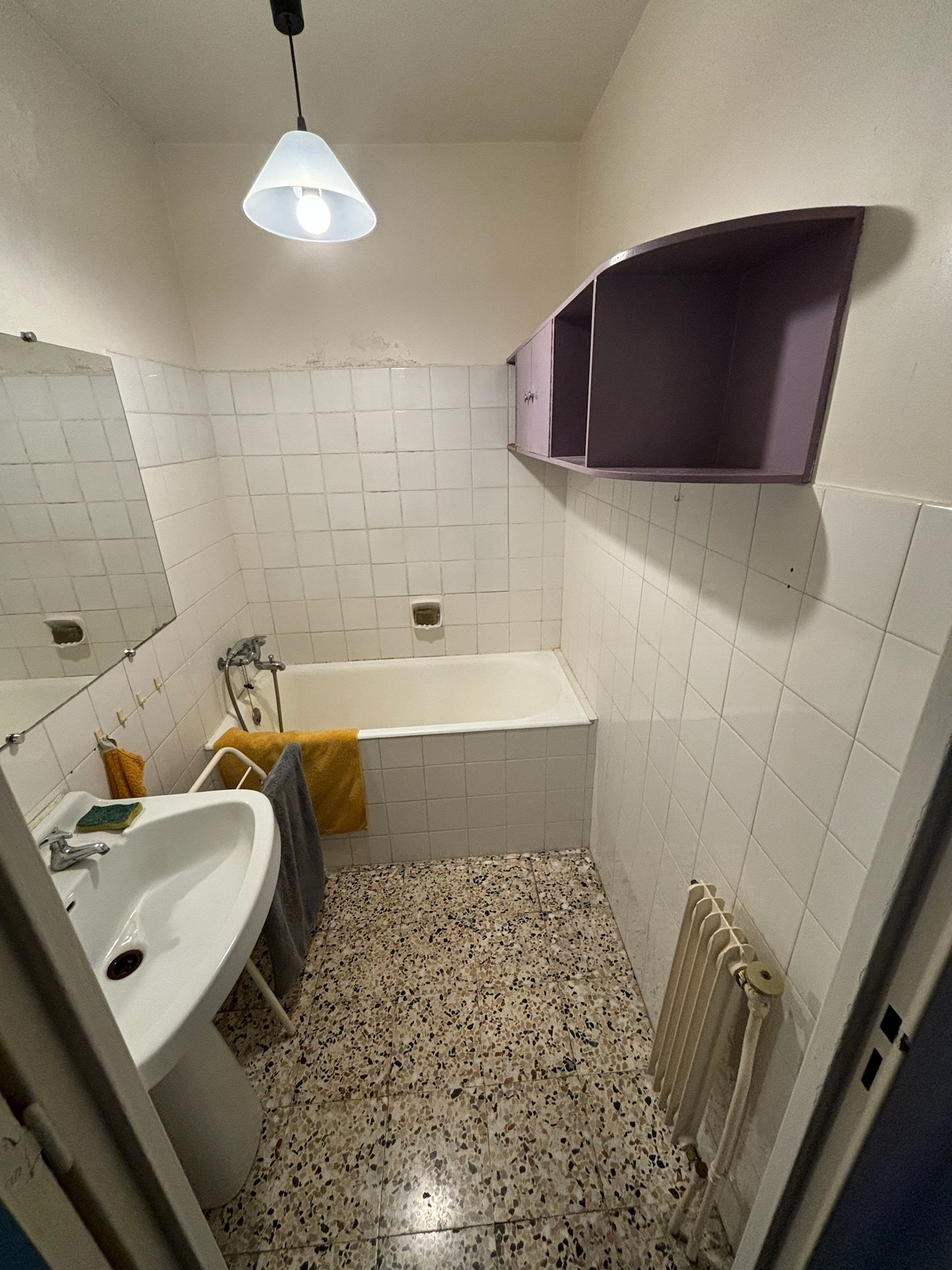 Avant - Salle de bain moderne avec paroi noire