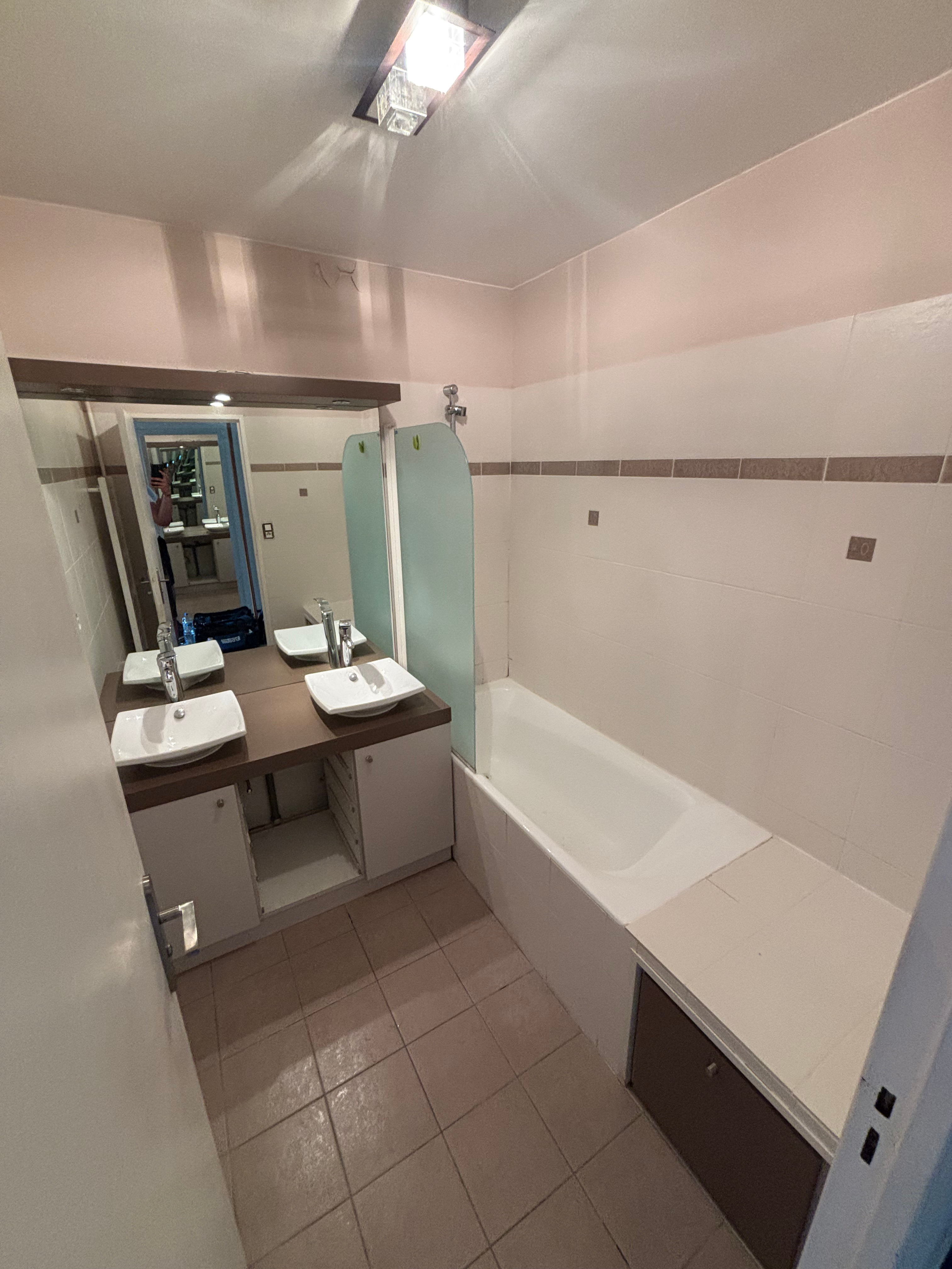 Avant - Salle de bain premium avec finitions brillantes